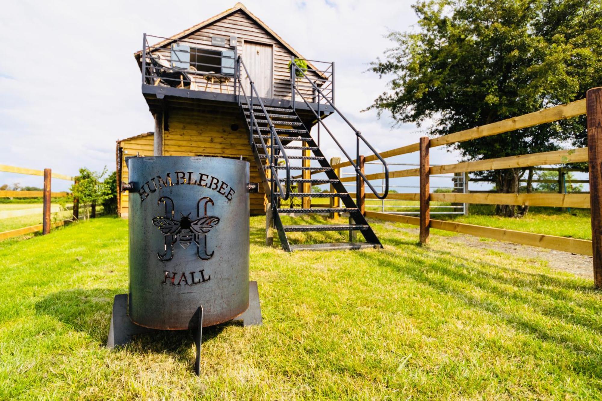 The Treehouse At Humblebee Hall Worcester Zewnętrze zdjęcie